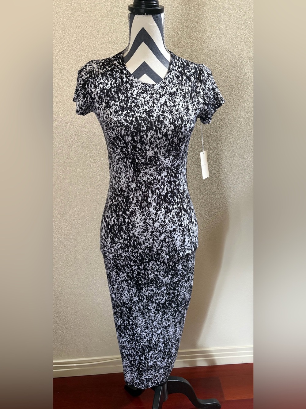 NWT Nadia Tarr Black White Abstract Bodycon Midi Dress Size L